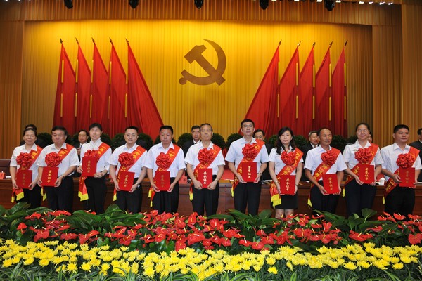图为徐名伟（前排左4）接受颁奖。